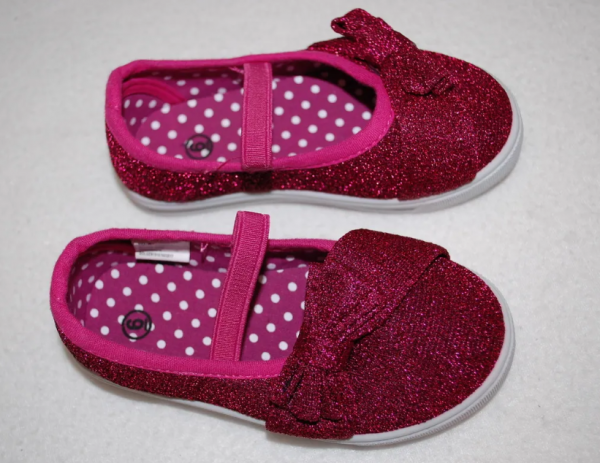 Sepatu dengan aksen berkilau dan pita manis